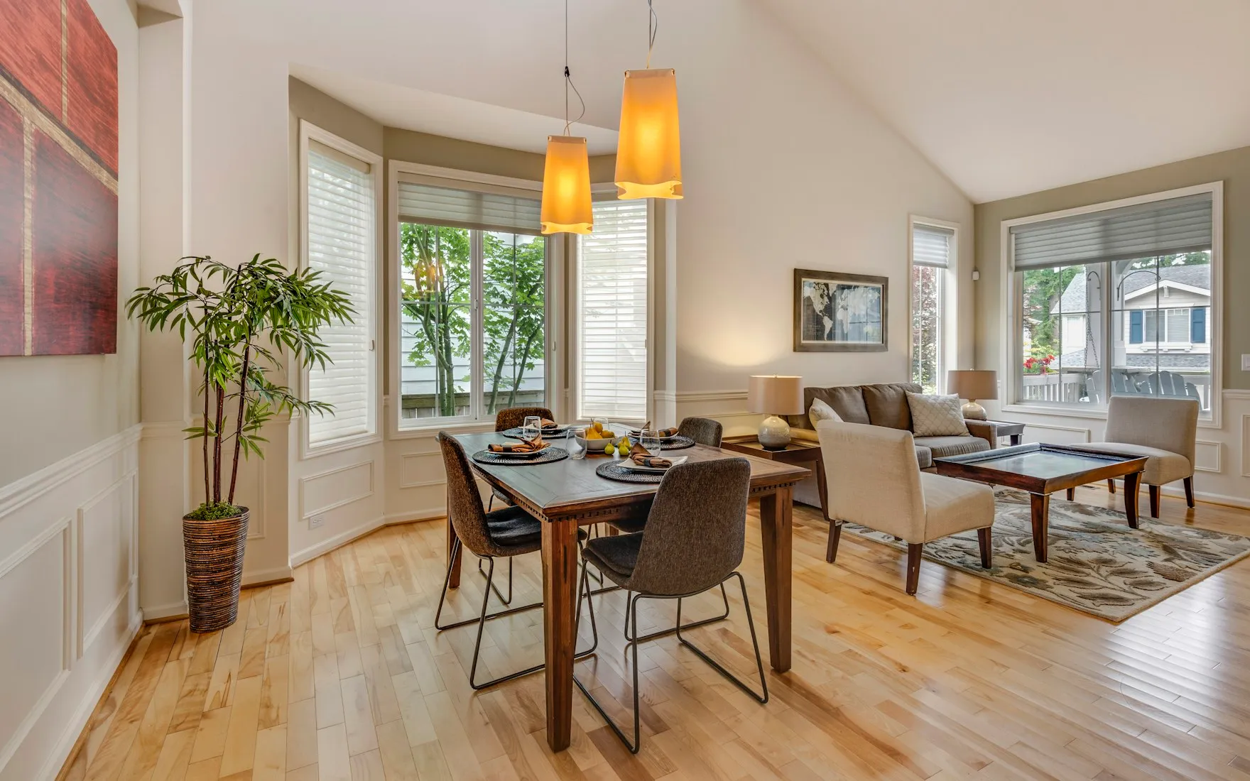 Salle à manger avec table en bois, chaises et suspensions en verre ambré