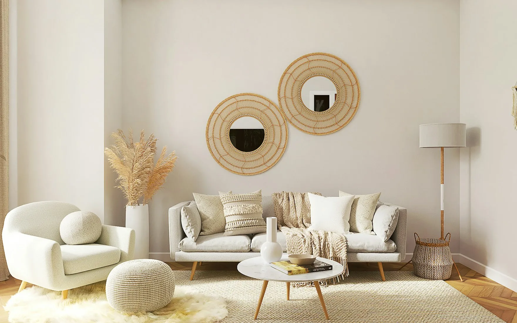 Salon avec canapé en cuir caramel, tapis à motifs et plantes