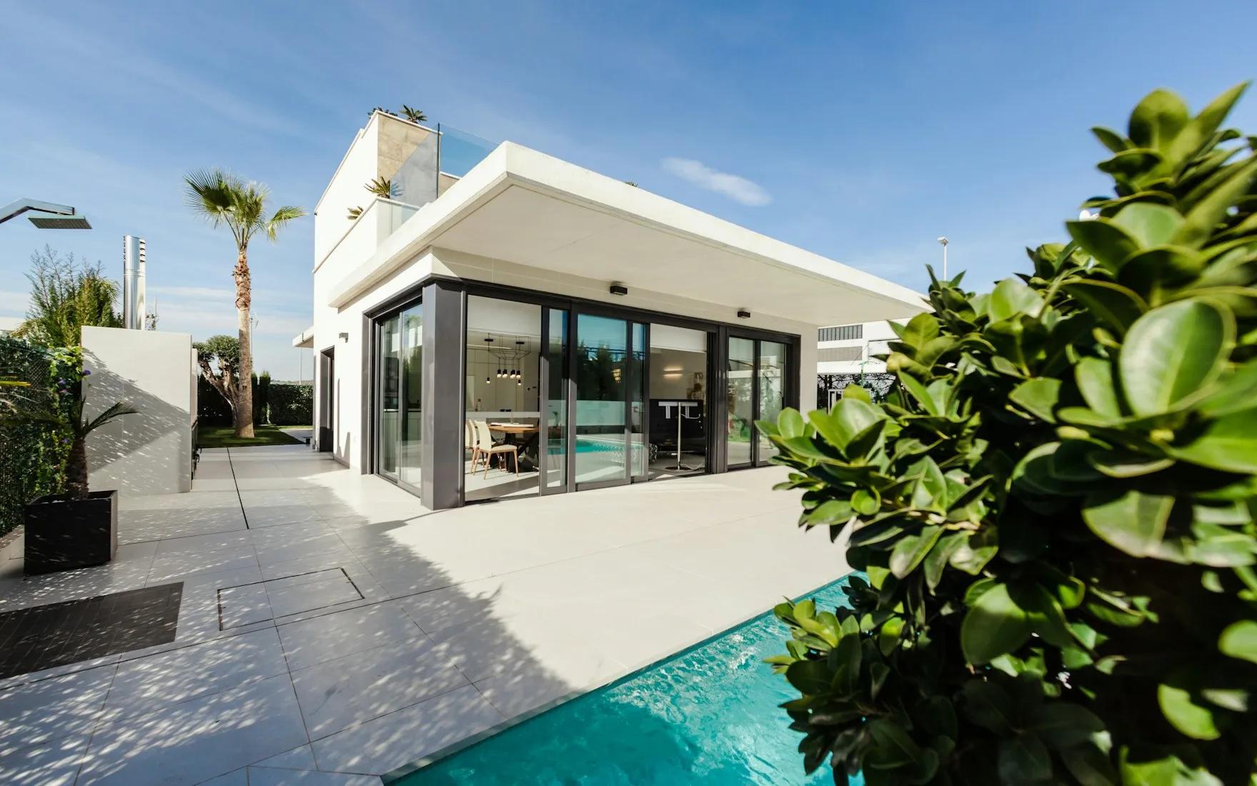 Terrasse contemporaine avec piscine, garde-corps en verre et mobilier bas