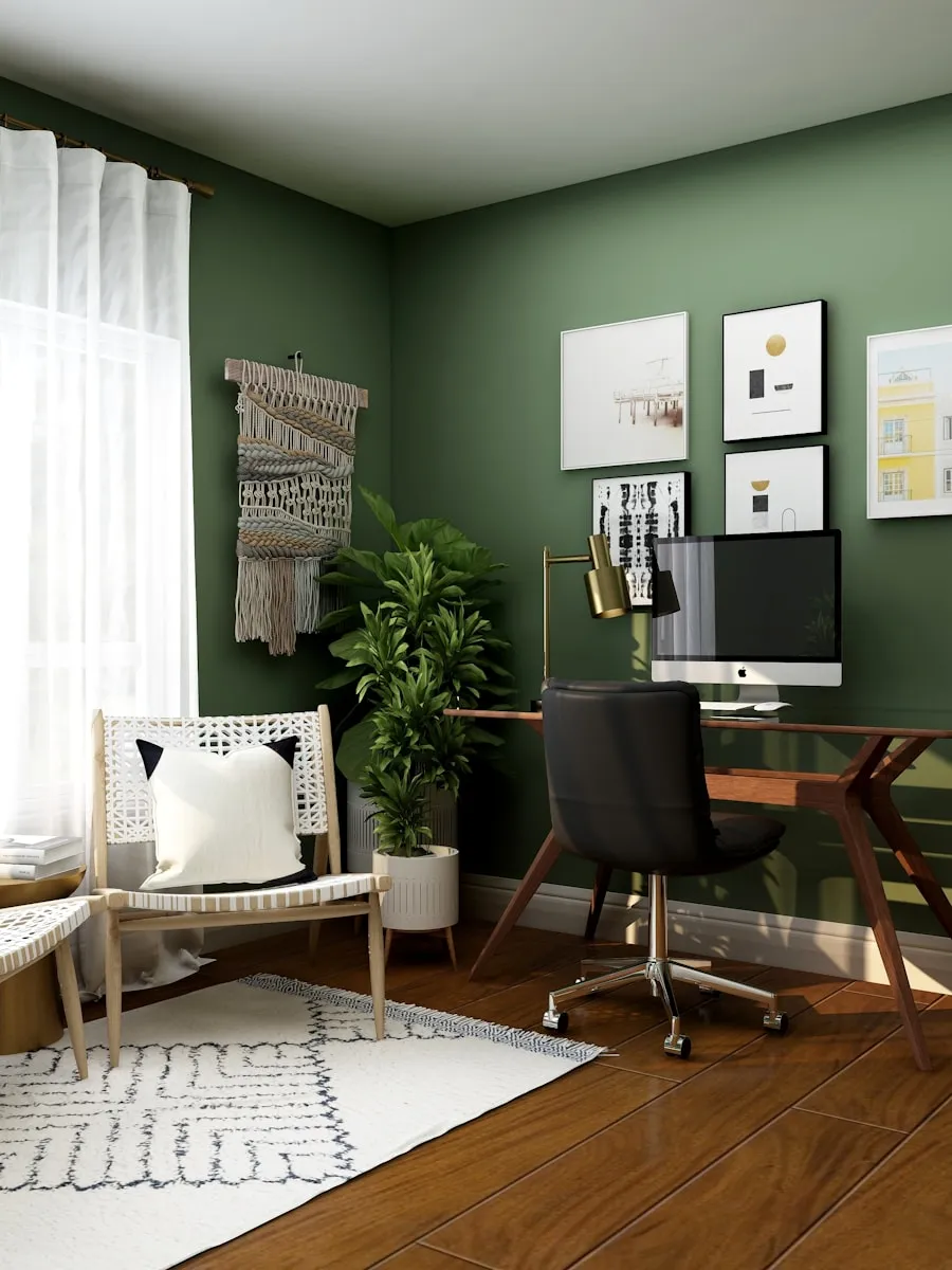 Bureau à domicile avec mur vert profond, bureau en bois et cadres