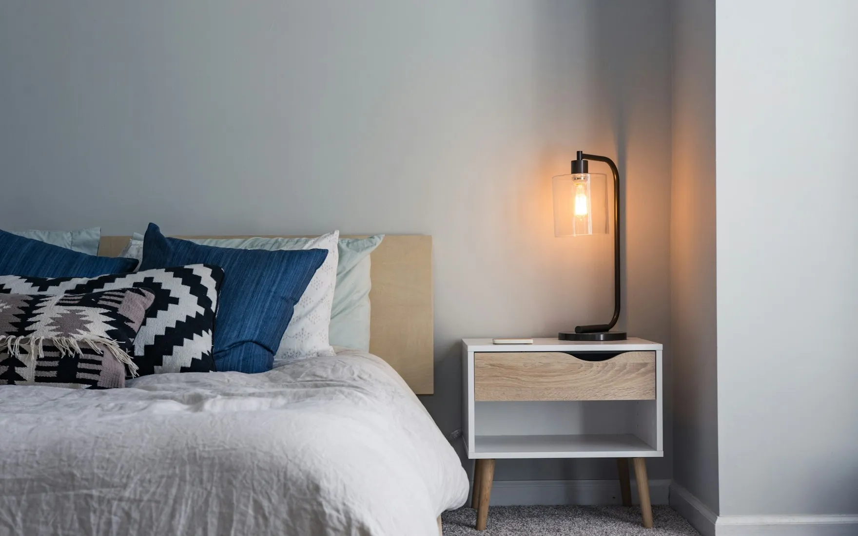 Chambre côtier généré par InteriorGPT : blanc craie, bleu délavé, sable clair, gris galet