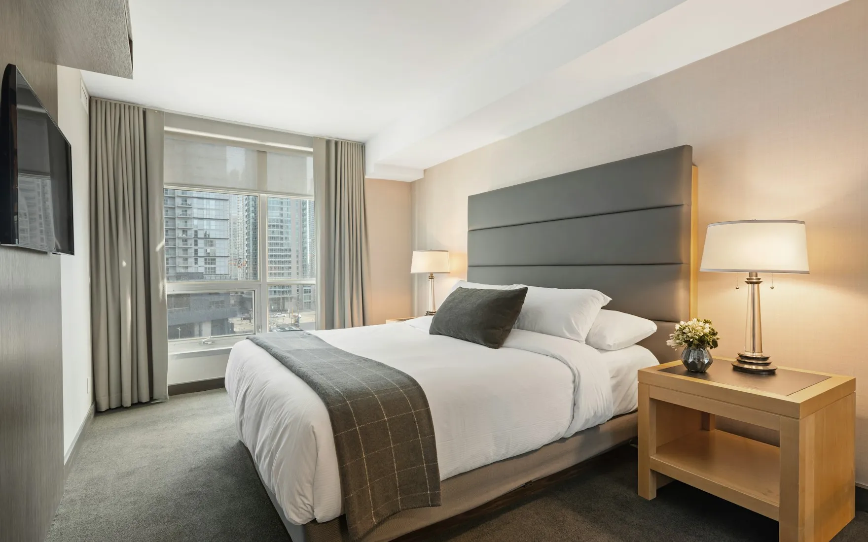 Chambre minimaliste généré par InteriorGPT : blanc, gris ciment, noir mat
