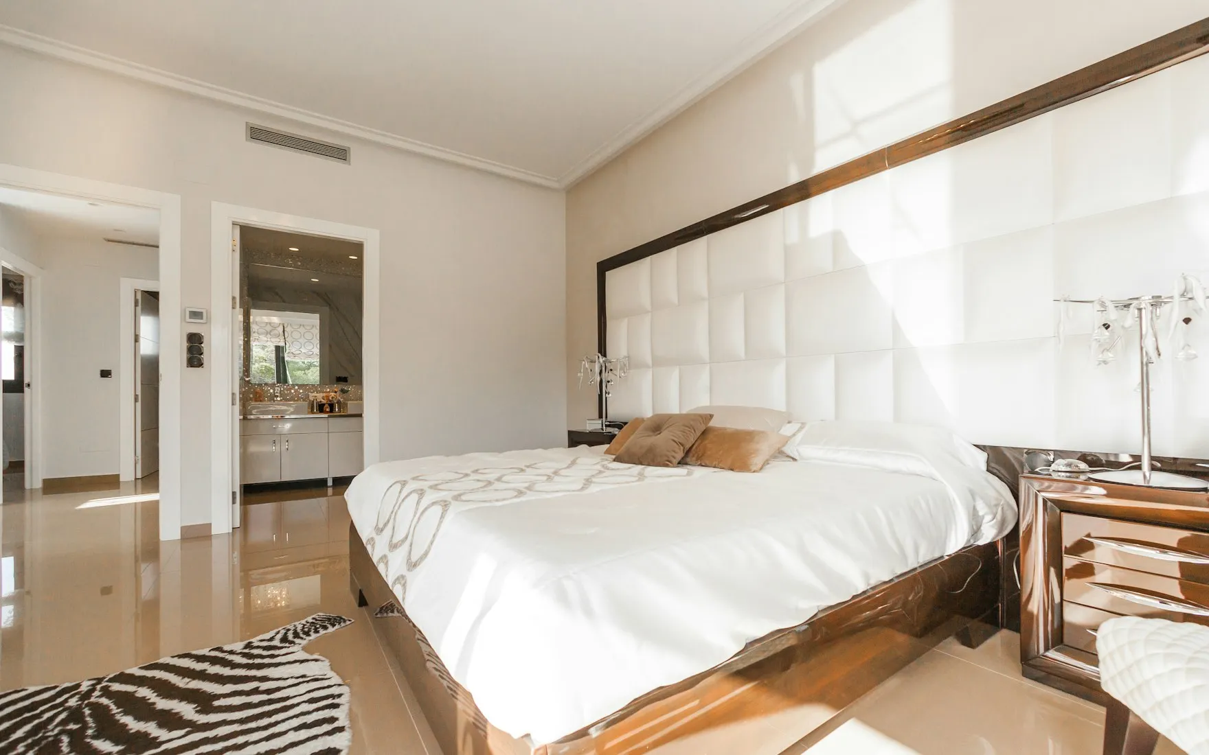 Chambre scandinave généré par InteriorGPT : blanc cassé, gris chaud, beige sable, chêne naturel