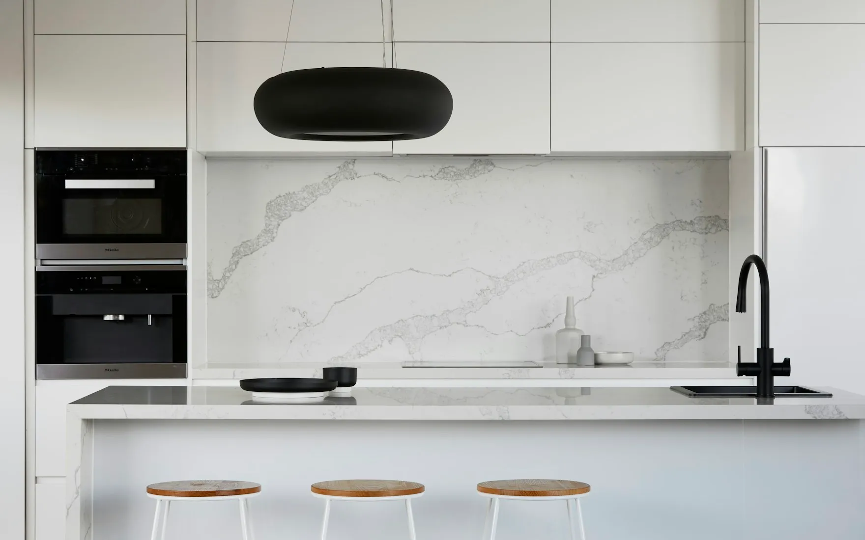 Cuisine moderne généré par InteriorGPT : blanc chaud, gris tourterelle, noix, noir graphite