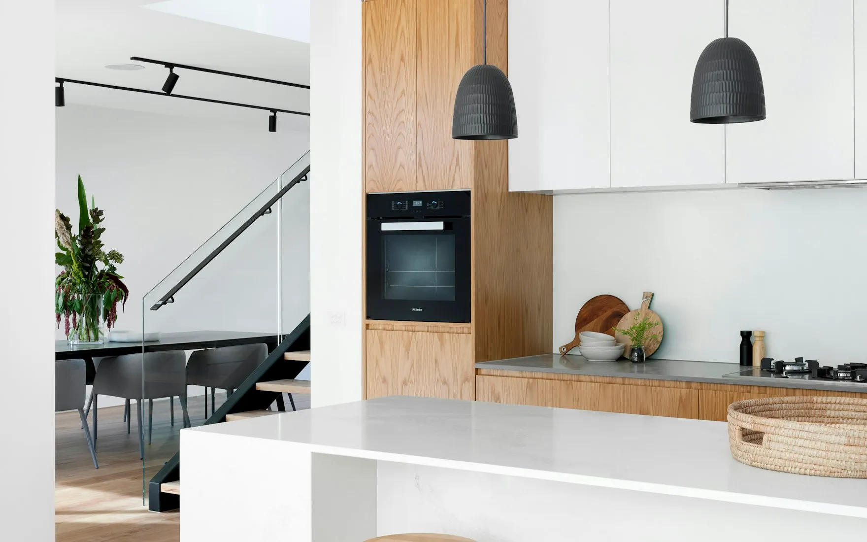 Cuisine scandinave généré par InteriorGPT : blanc cassé, gris chaud, beige sable, chêne naturel