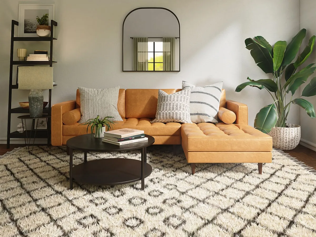 Salon bohème avec canapé caramel et tapis berbère