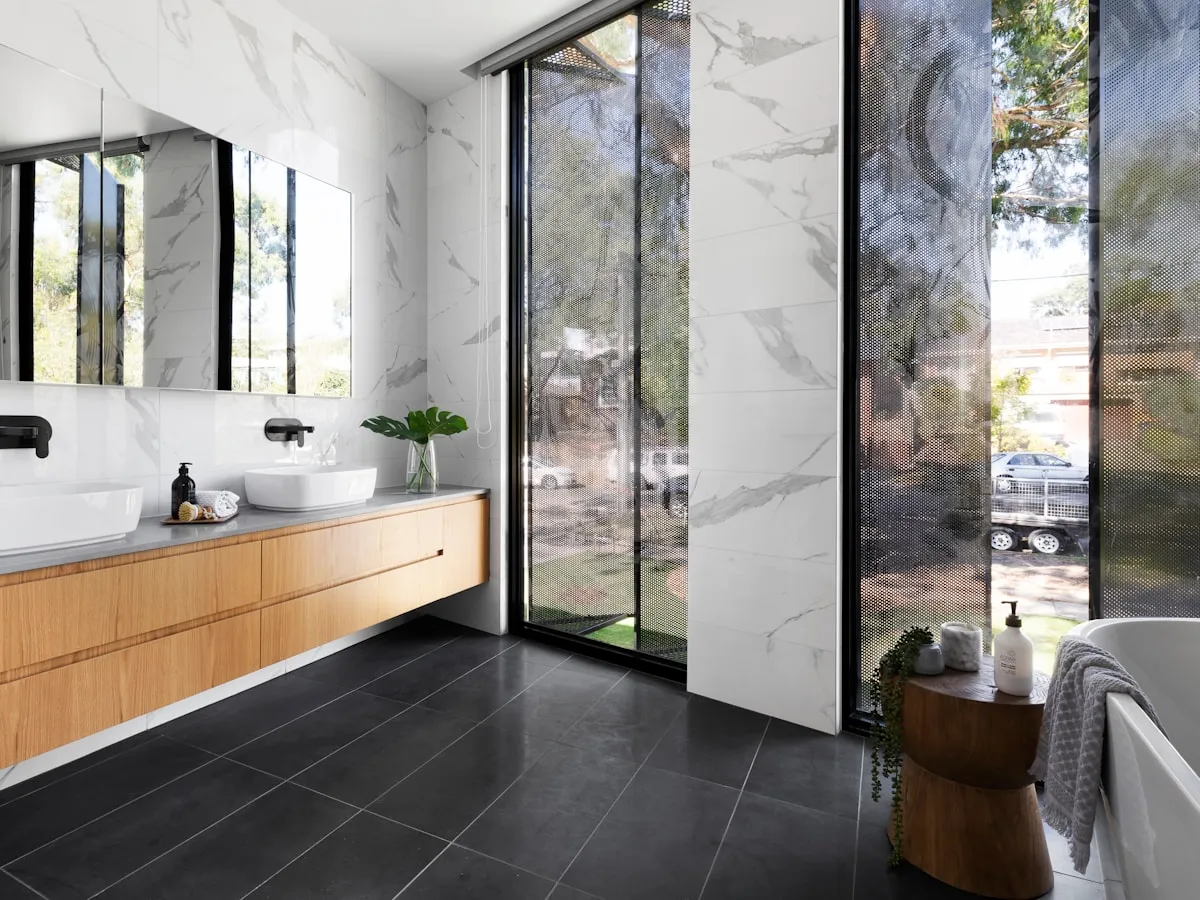 Salle de bain en marbre et menuiserie noire
