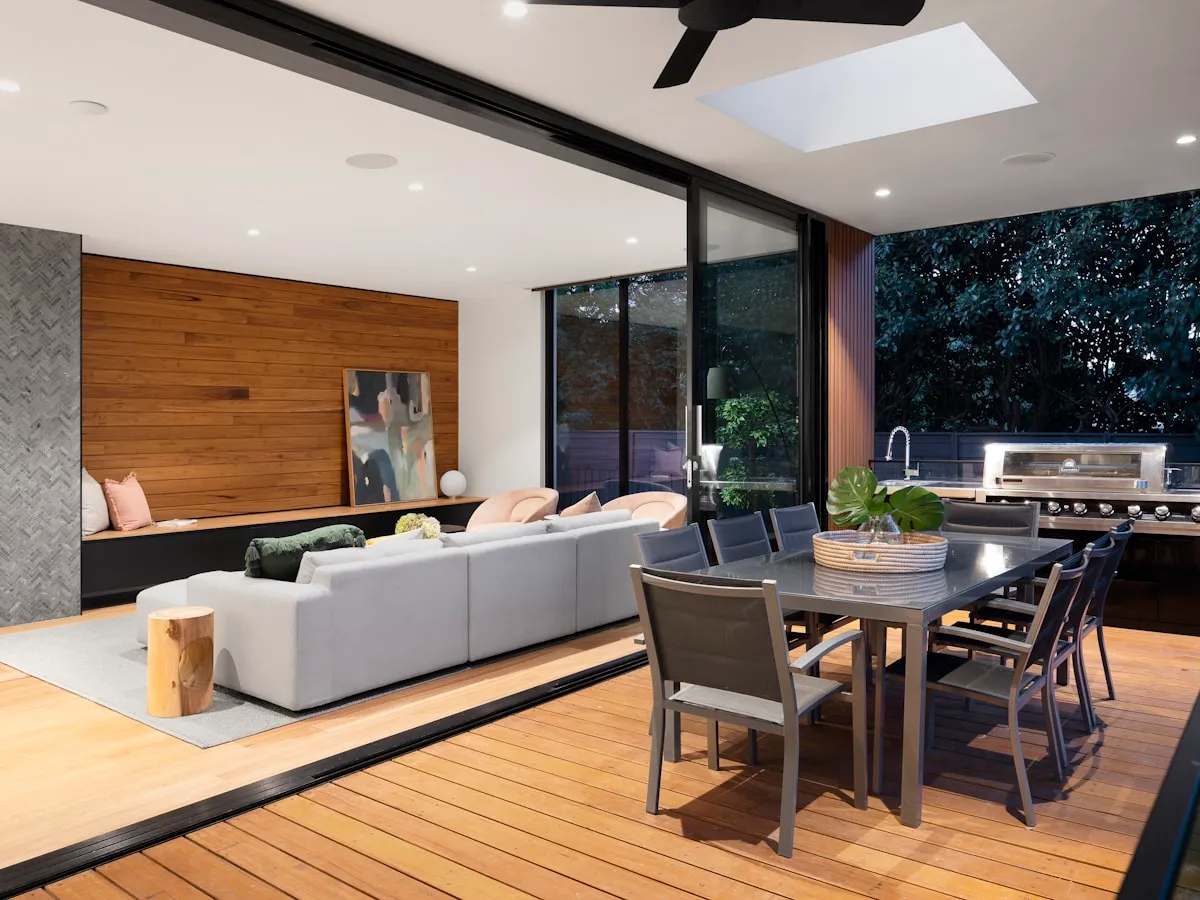 Séjour moderne avec panneau de bois