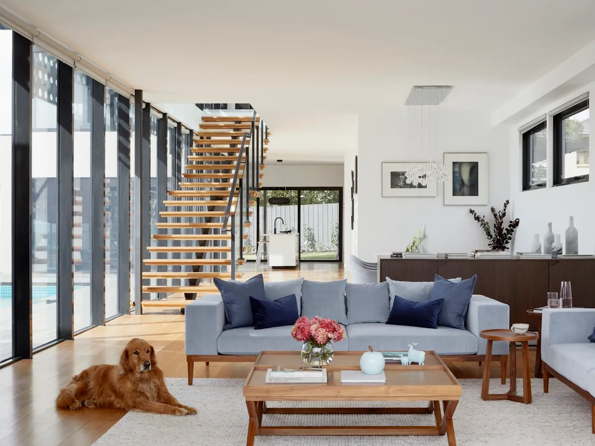 Séjour contemporain avec escalier ouvert