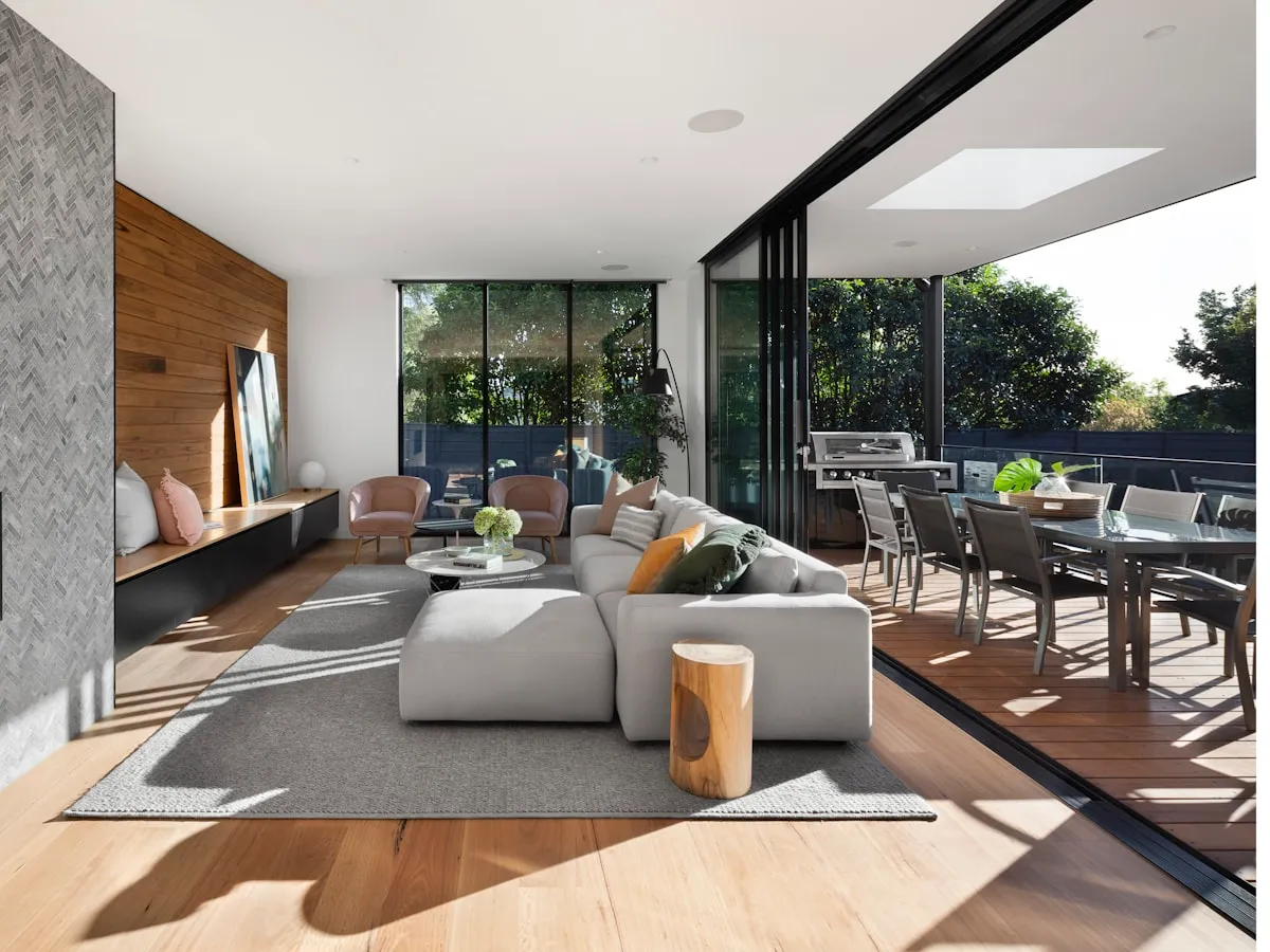 Salon moderne avec grandes baies vitrées