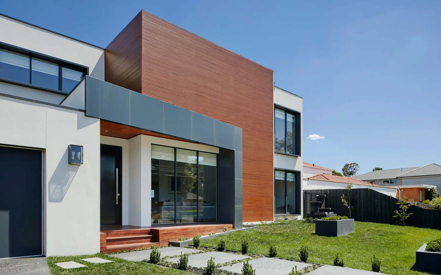 Jardin contemporain généré par InteriorGPT : crème, avoine, terracotta doux, brun chocolat