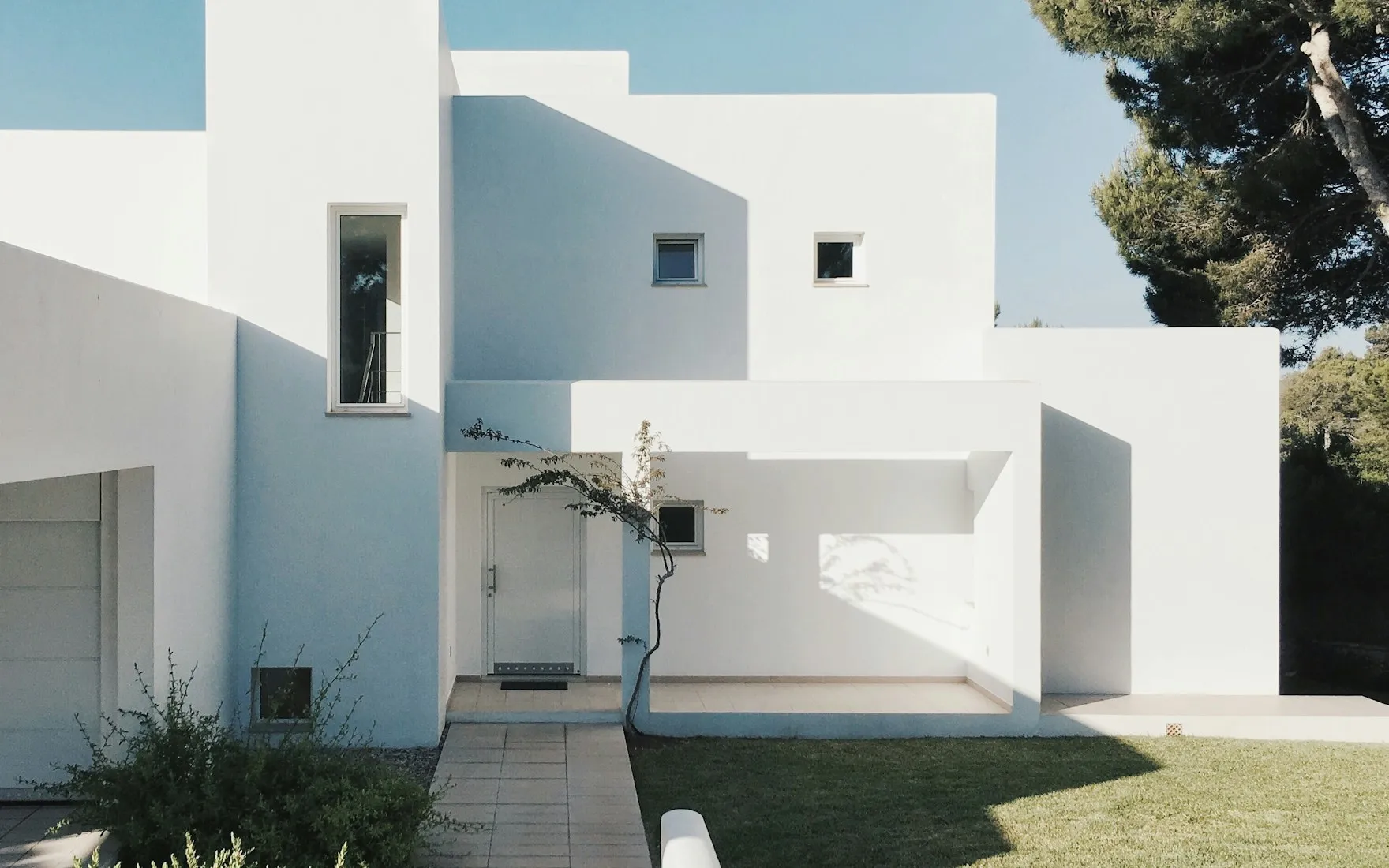 Jardin méditerranéen généré par InteriorGPT : blanc calcaire, ocre, terre de sienne, vert olive, bleu indigo