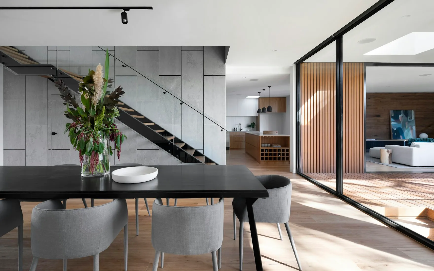 Salle à manger contemporain généré par InteriorGPT : crème, avoine, terracotta doux, brun chocolat