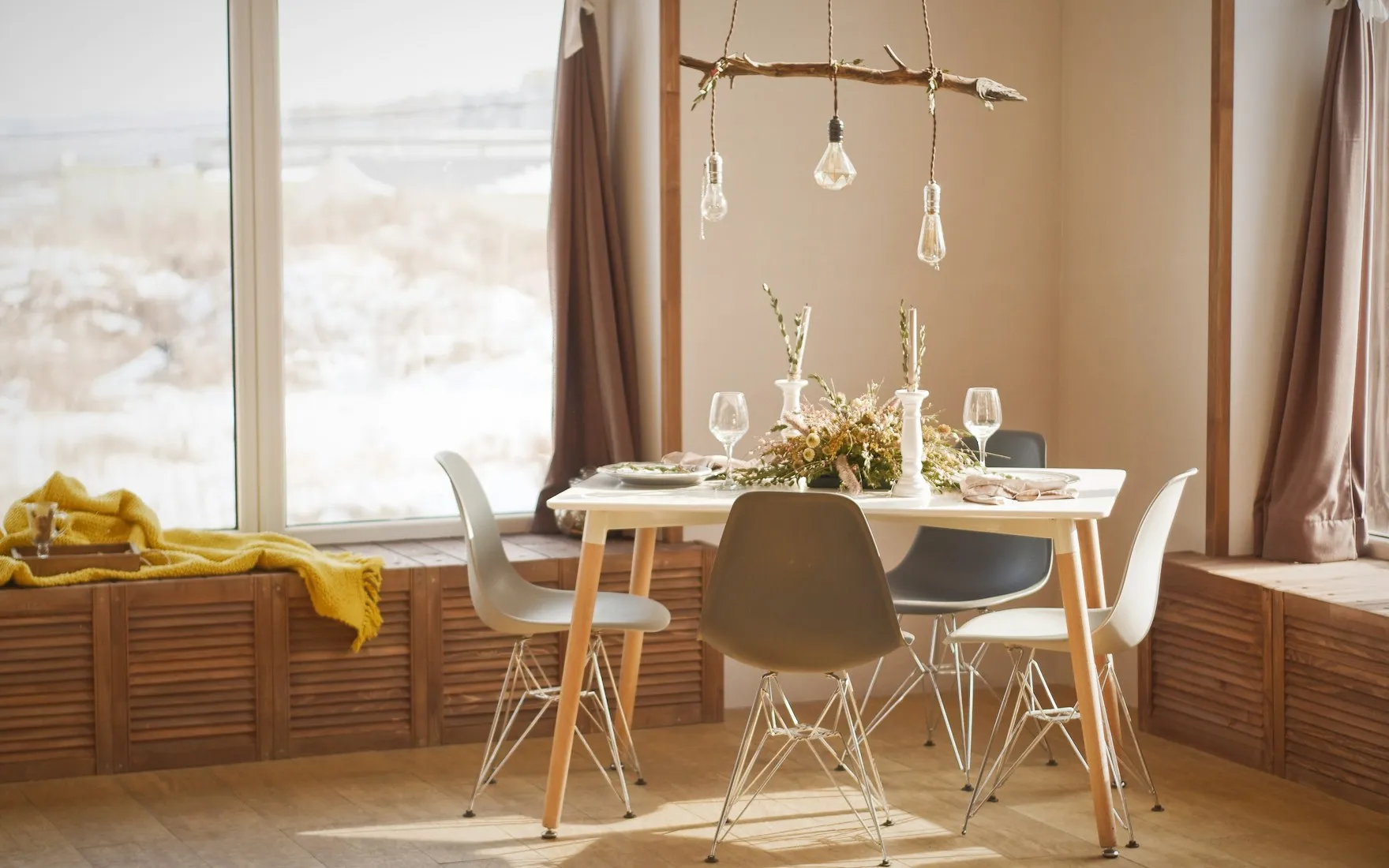 Salle à manger scandinave généré par InteriorGPT : blanc cassé, gris chaud, beige sable, chêne naturel