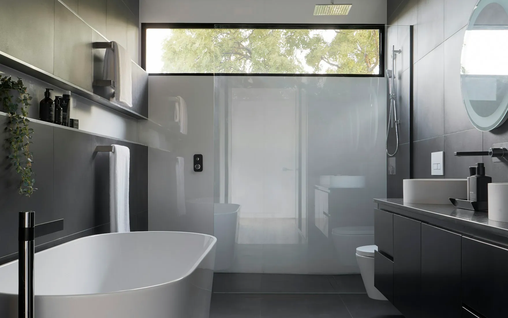 Salle de bain industriel généré par InteriorGPT : béton gris, brique terre cuite, noir charbon, cuir cognac