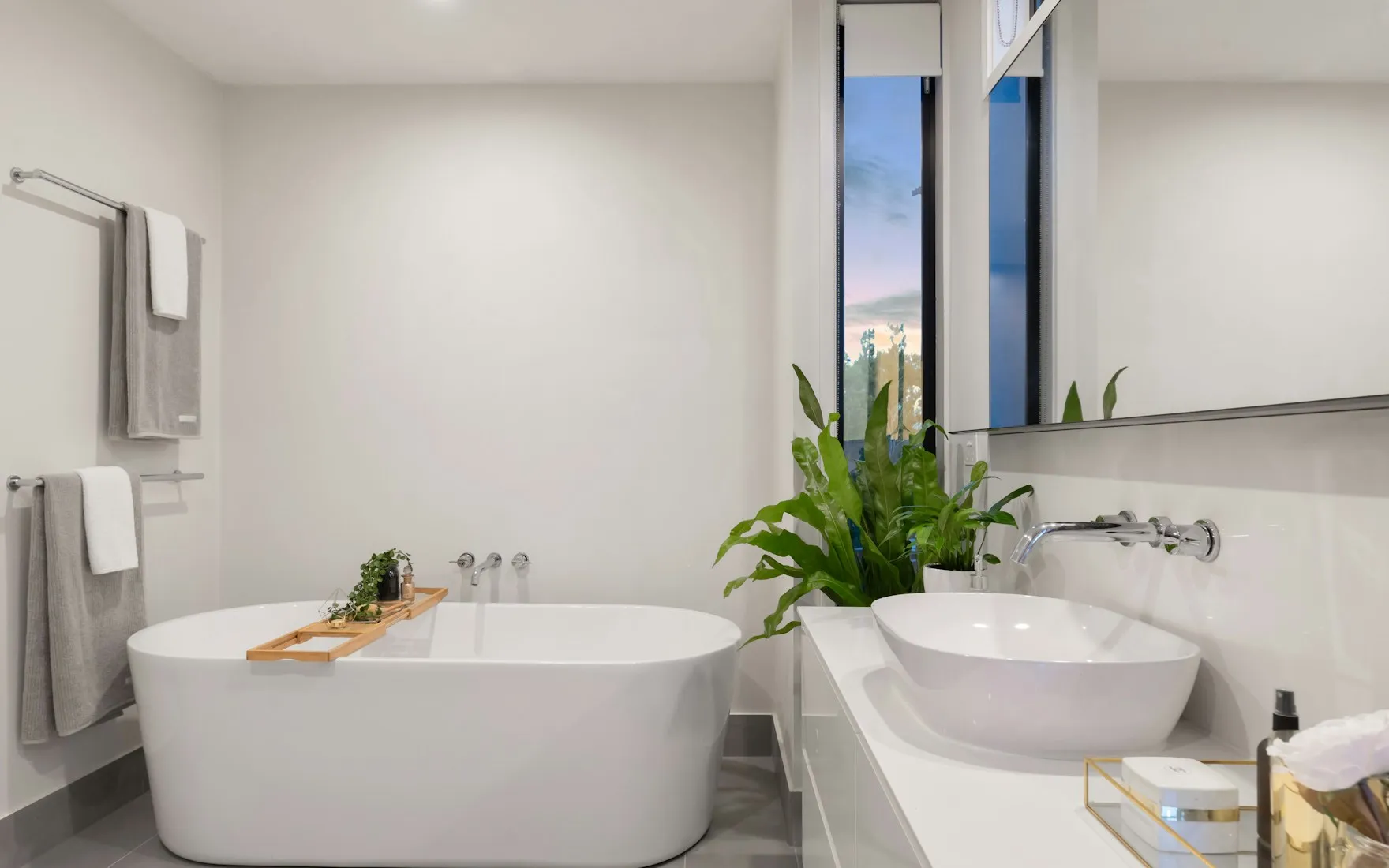 Salle de bain japandi généré par InteriorGPT : argile, sable, taupe, noyer, noir mat