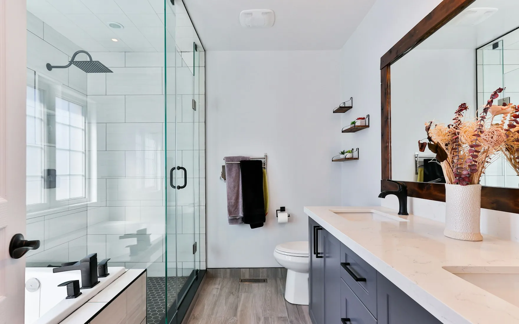 Salle de bain méditerranéen généré par InteriorGPT : blanc calcaire, ocre, terre de sienne, vert olive, bleu indigo
