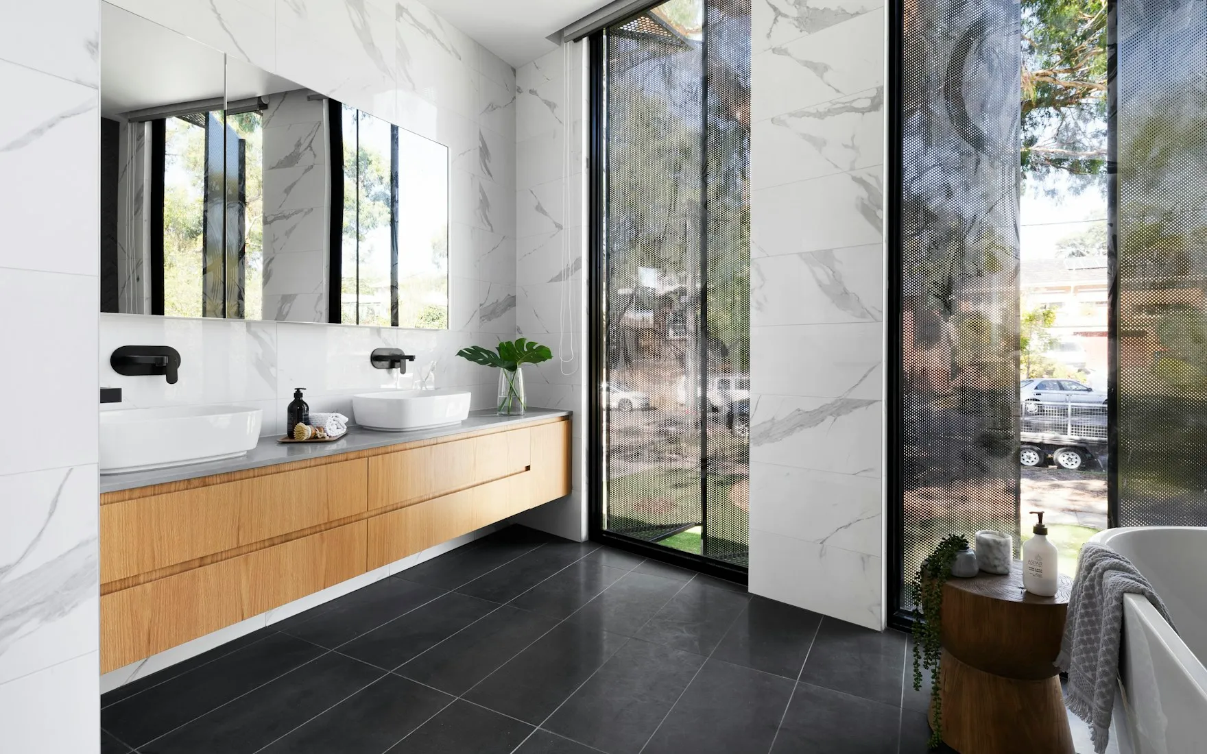 Salle de bain moderne généré par InteriorGPT : blanc chaud, gris tourterelle, noix, noir graphite