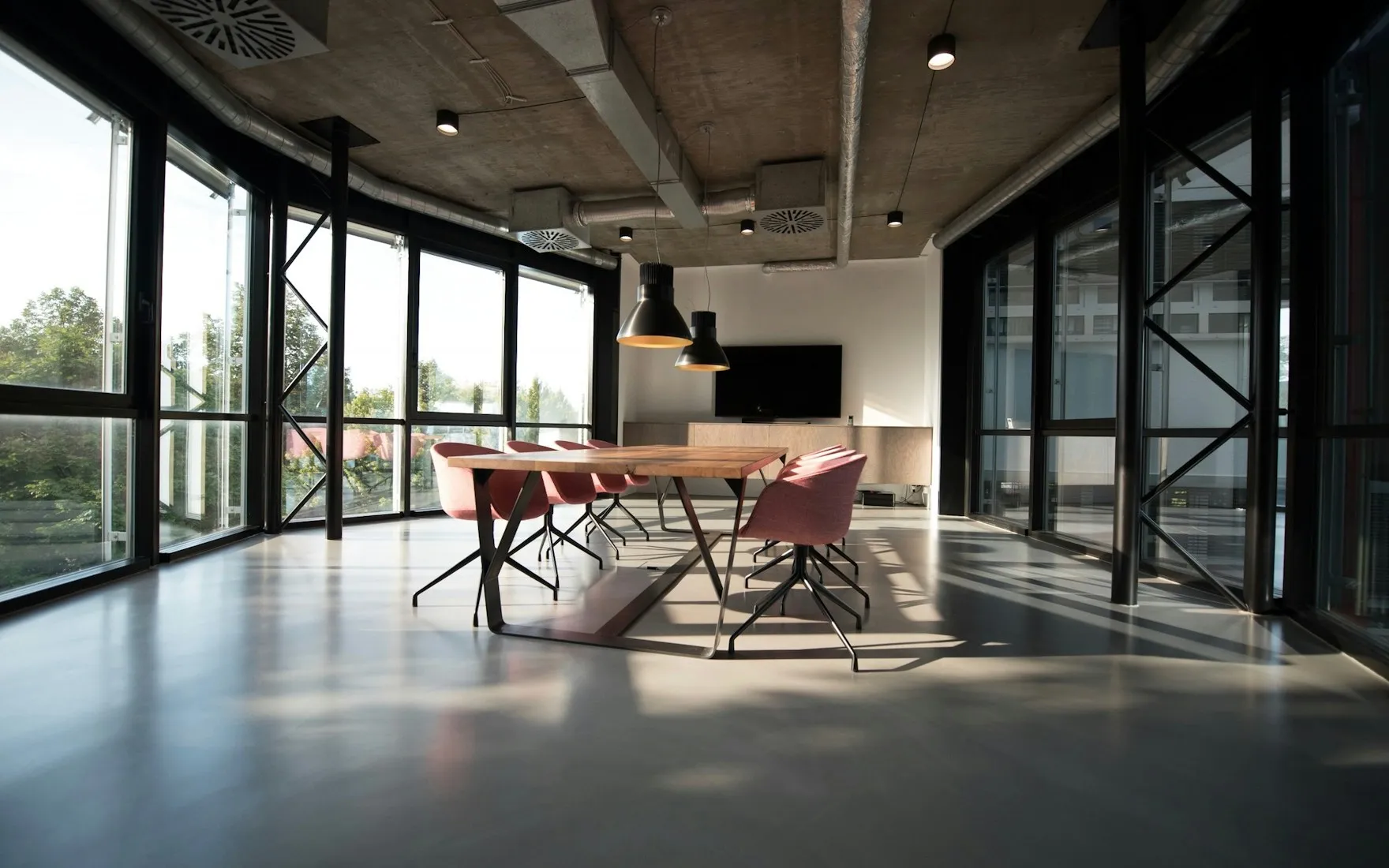 Salon industriel généré par InteriorGPT : béton gris, brique terre cuite, noir charbon, cuir cognac