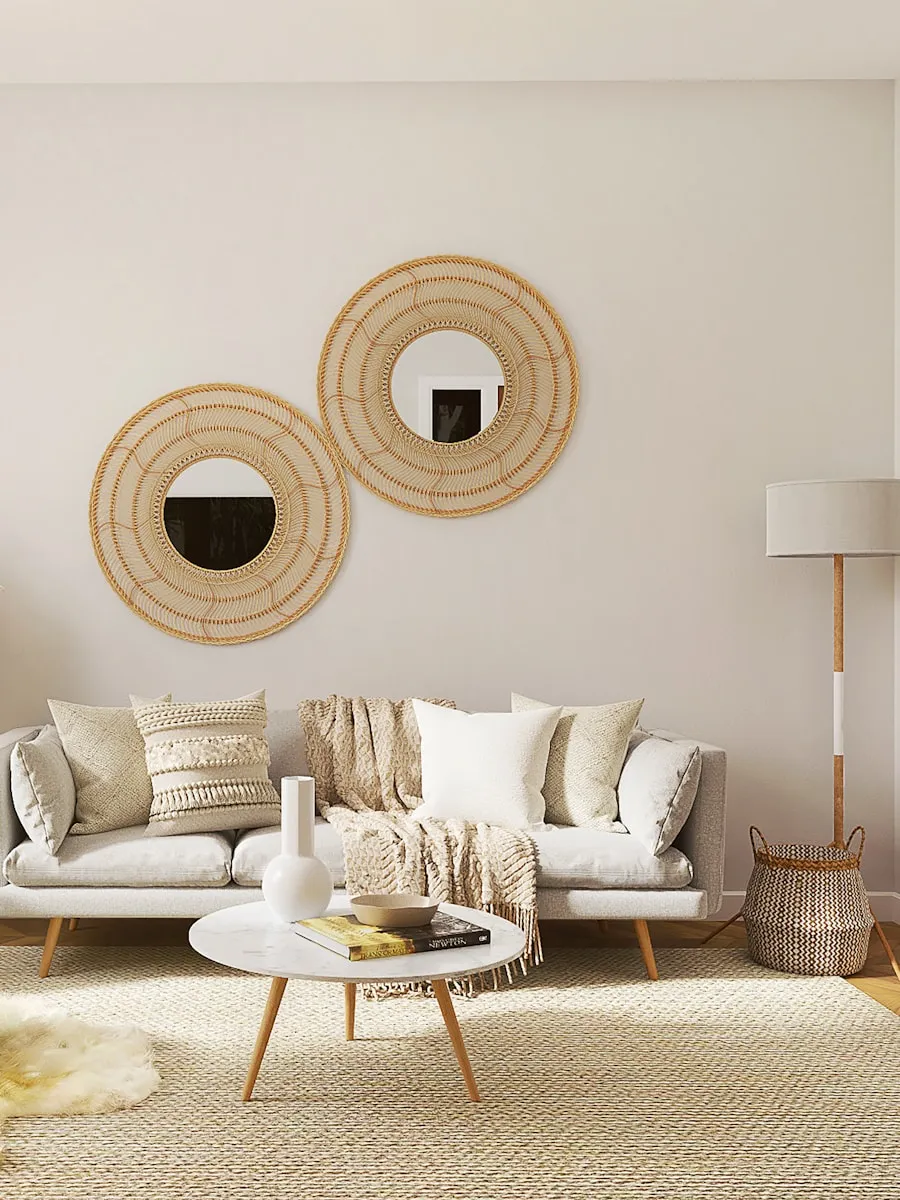 Salon scandinave avec canapé bouclé, miroirs ronds en rotin et lumière naturelle