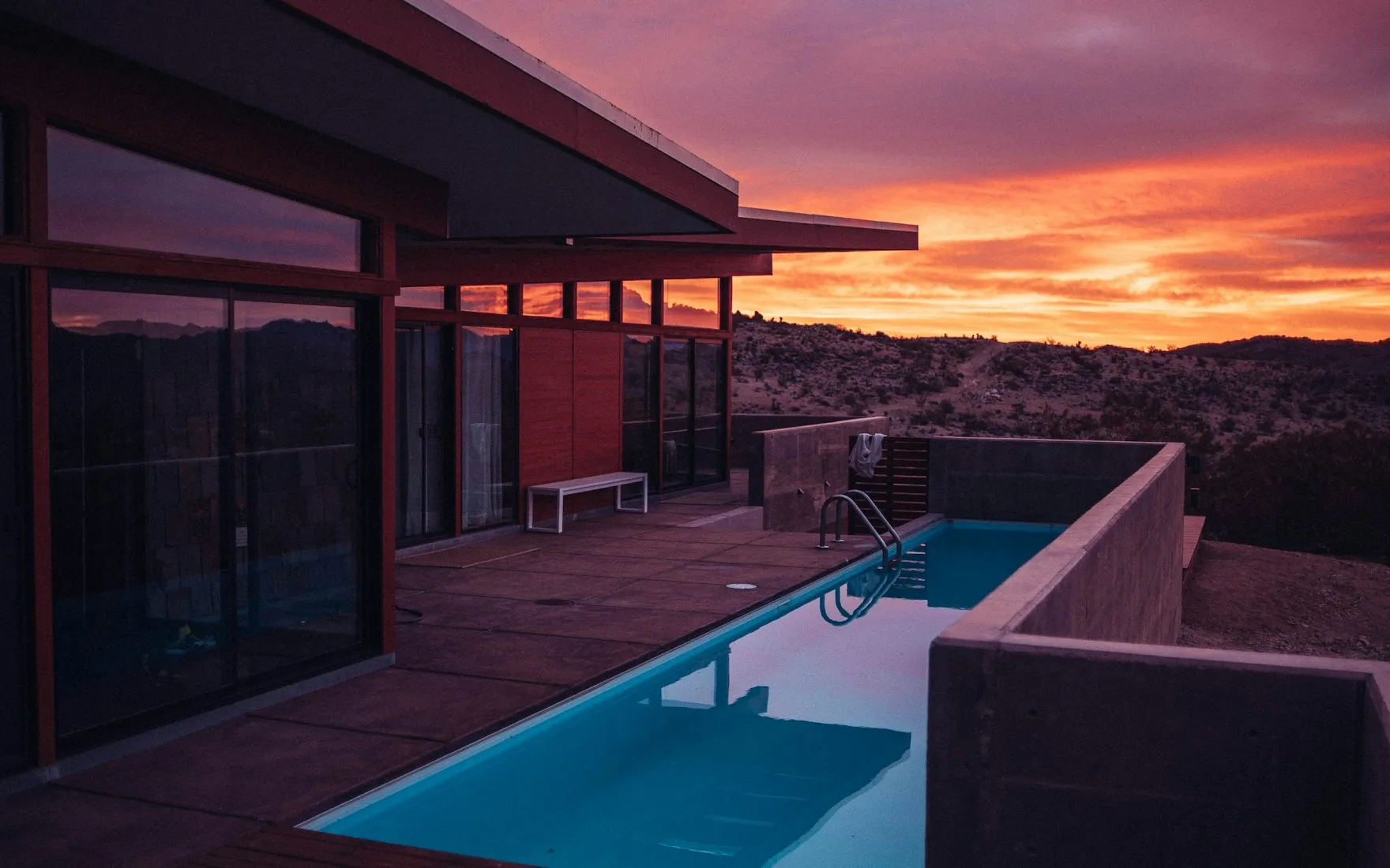 Terrasse moderne généré par InteriorGPT : blanc chaud, gris tourterelle, noix, noir graphite