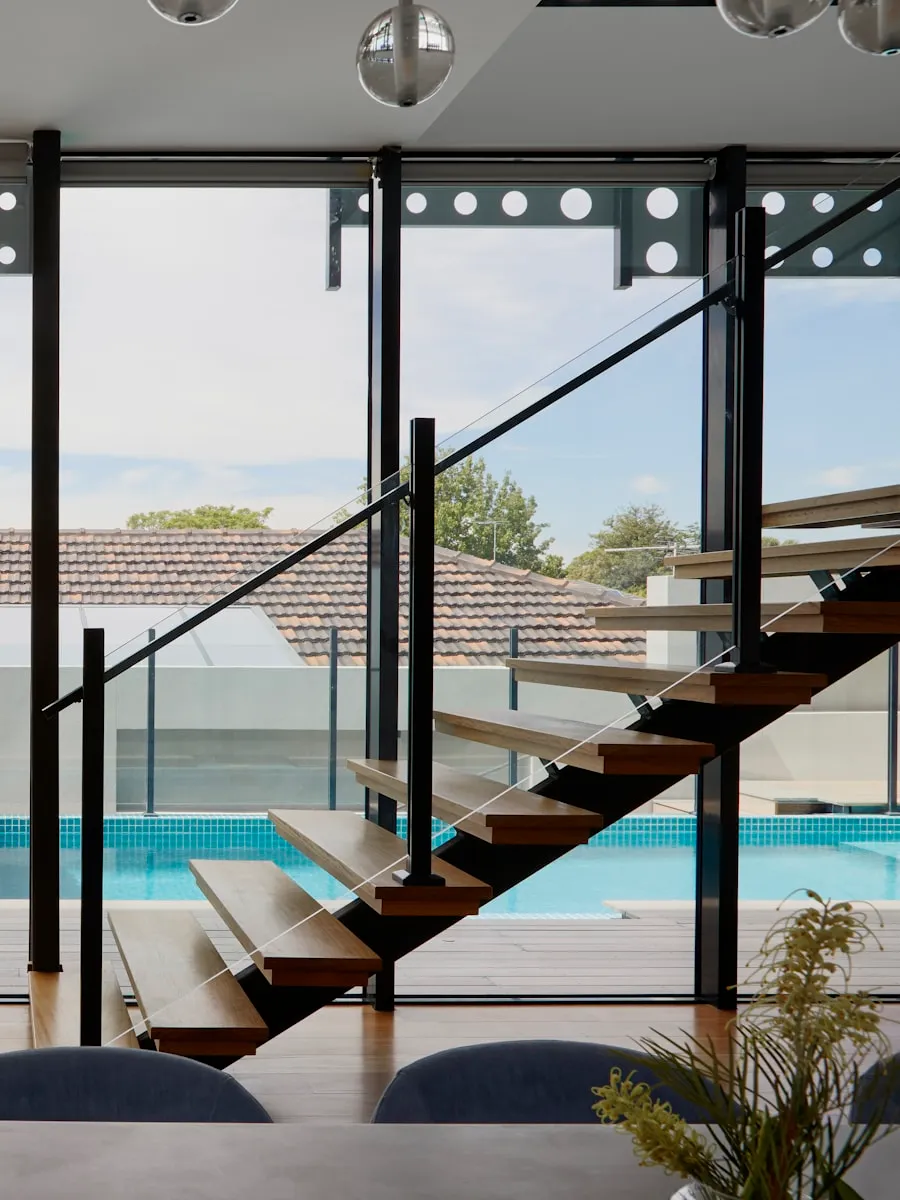Terrasse contemporaine avec piscine, garde-corps en verre et mobilier bas