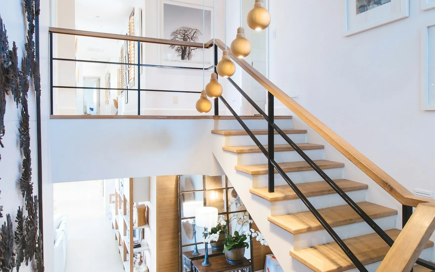 Séjour contemporain lumineux avec escalier ouvert et mobilier aux formes douces