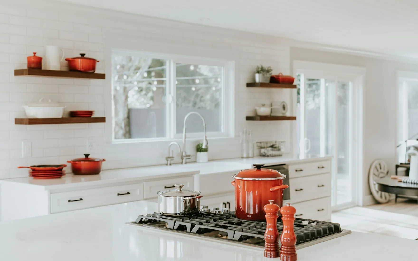 Cuisine de fermette avec façades peintes, plan clair et accessoires en laiton