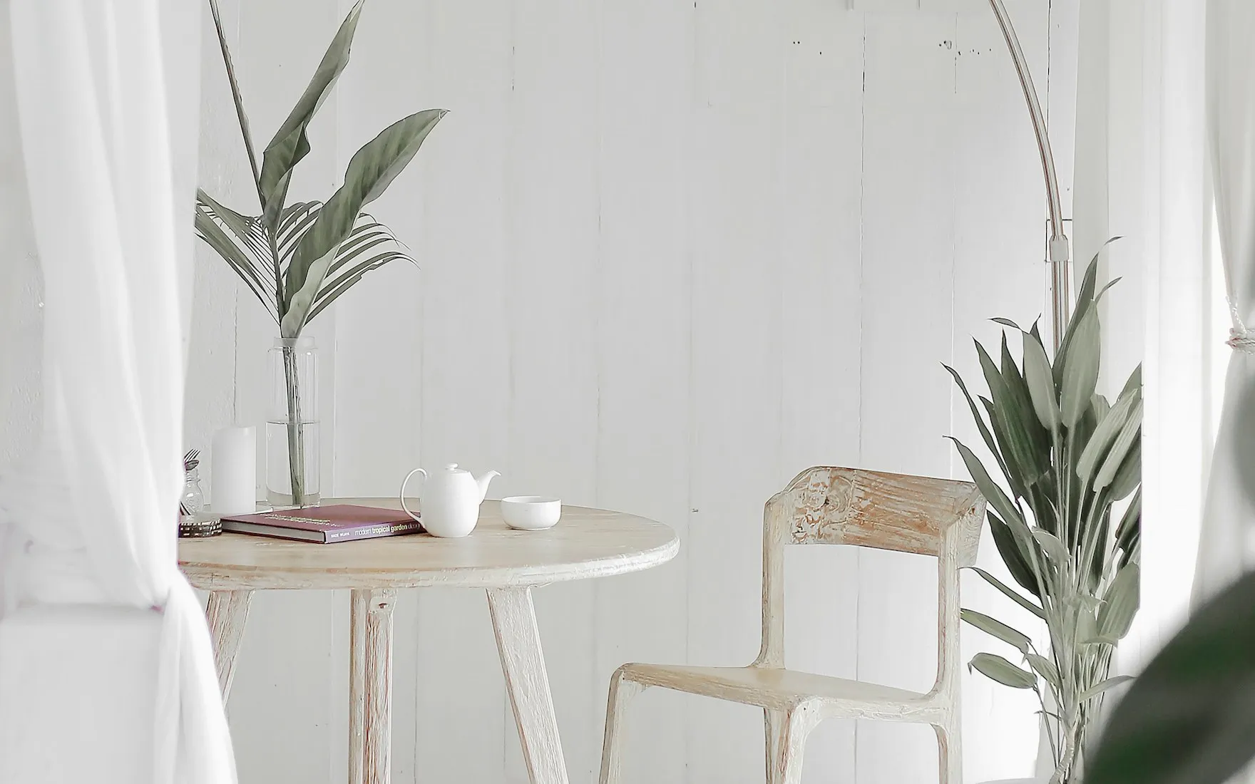 Pièce minimaliste, murs blancs, mobilier réduit et ombres portées nettes